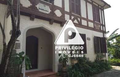 Imagem: A casa possui 5 Dormitórios, 4 Banheiros, 5 Vagas na garagem