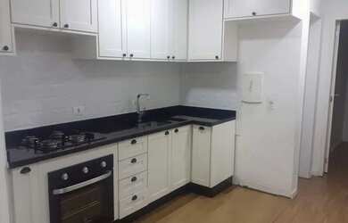 Imagem: O apartamento possui 2 Dormitórios, 1 Banheiro, 1 Vaga na garagem