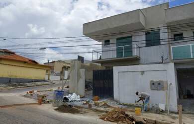 Imagem: A casa possui 3 Dormitórios, 2 Banheiros, 2 Vagas na garagem