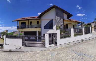 Imagem: A casa possui 4 Dormitórios, 4 Banheiros, 5 Vagas na garagem