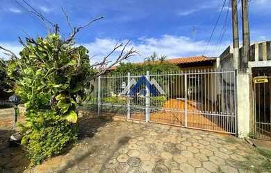 Imagem: A casa possui 2 Dormitórios, 1 Banheiro, 2 Vagas na garagem