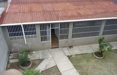 Imagem: A casa possui 2 Dormitórios, 1 Banheiro, 4 Vagas na garagem