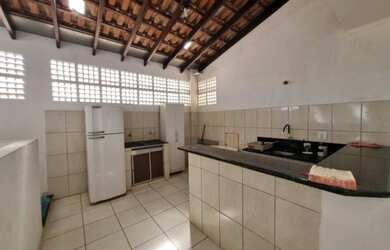 Imagem: A casa possui 3 Dormitórios, 1 Banheiro, 1 Vaga na garagem