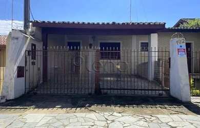 Imagem: A casa possui 4 Dormitórios, 5 Banheiros, 2 Vagas na garagem