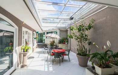 Imagem: A casa possui 5 Dormitórios, 5 Banheiros, 5 Vagas na garagem