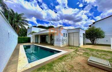 Imagem: A casa possui 3 Dormitórios, 4 Banheiros, 5 Vagas na garagem