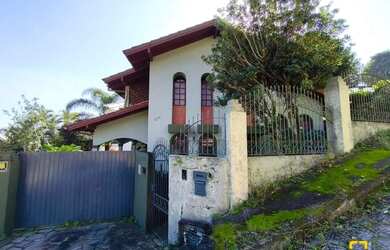 Imagem: A casa possui 5 Dormitórios, 4 Banheiros, 5 Vagas na garagem