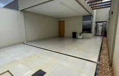 Imagem: A casa possui 3 Dormitórios, 1 Banheiro, 2 Vagas na garagem