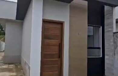 Imagem: A casa possui 3 Dormitórios, 2 Banheiros, 1 Vaga na garagem