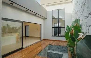 Imagem: A casa possui 3 Dormitórios, 1 Banheiro, 2 Vagas na garagem