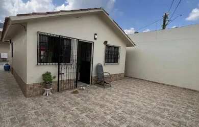 Imagem: A casa possui 2 Dormitórios e 1 Banheiro e está localizado