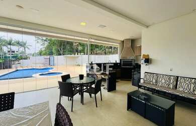 Imagem: A casa em condomínio possui 4 Dormitórios, 5 Banheiros, 4