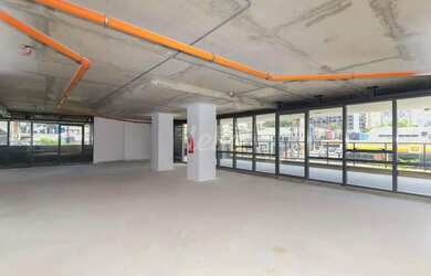 Imagem: O depósito possui 1 Vaga na garagem e 210m² de Área e está