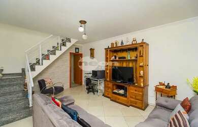 Imagem: A casa possui 2 Dormitórios, 2 Banheiros, 2 Vagas na garagem