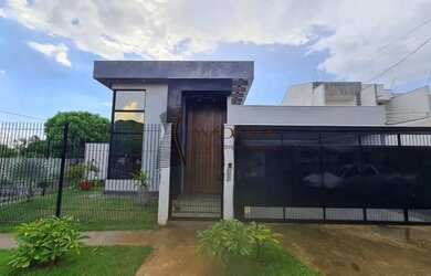 Imagem: A casa possui 3 Dormitórios, 4 Banheiros, 3 Vagas na garagem