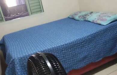 Imagem: A casa possui 2 Dormitórios, Acomodam 4 pessoas, 2 Vagas na