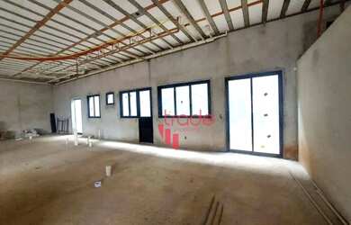 Imagem: O depósito possui 2 Vagas na garagem, 310m² de Área e está