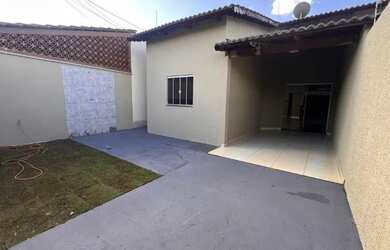 Imagem: A casa possui 3 Dormitórios, 2 Banheiros, 2 Vagas na garagem