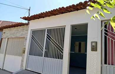 Imagem: A casa possui 3 Dormitórios, 2 Banheiros, 2 Vagas na garagem