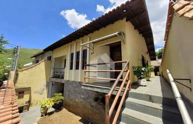 Imagem: A casa possui 3 Dormitórios, 2 Banheiros, 2 Vagas na garagem