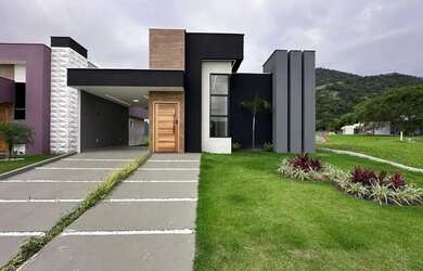 Imagem: A casa em condomínio possui 3 Dormitórios, 1 Banheiro, 2 Vagas