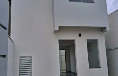 Imagem: A casa possui 2 Dormitórios, 2 Banheiros, 2 Vagas na garagem