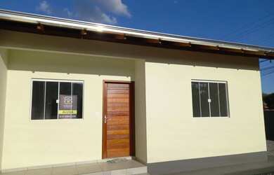 Imagem: A casa possui 2 Dormitórios, 1 Banheiro, 2 Vagas na garagem