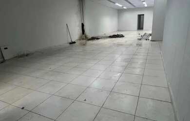 Imagem: O depósito possui 240m² de Área e está localizado em Bangu