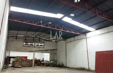 Imagem: O depósito possui 5 Vagas na garagem, 950m² de Área e está