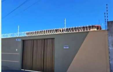 Imagem: A casa possui 2 Dormitórios, 2 Banheiros, 1 Vaga na garagem