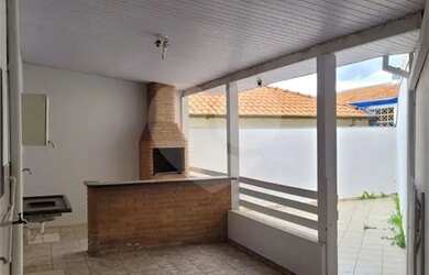 Imagem: A casa possui 4 Dormitórios, 2 Banheiros, 1 Vaga na garagem