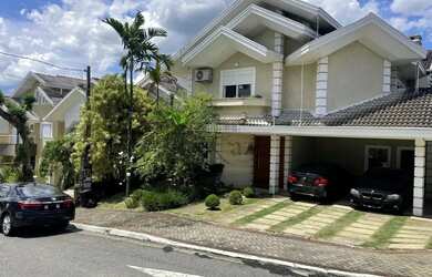Imagem: A casa em condomínio possui 4 Dormitórios, 5 Banheiros, 4