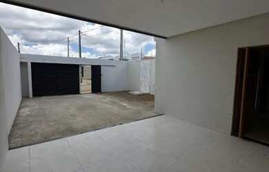 Imagem: A casa possui 2 Dormitórios, 2 Banheiros, 2 Vagas na garagem