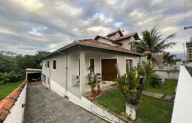 Imagem: A casa possui 3 Dormitórios, 3 Banheiros, 2 Vagas na garagem