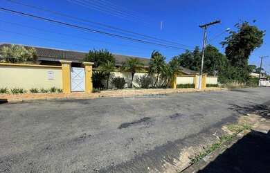 Imagem: A casa possui 4 Dormitórios, 4 Banheiros, 5 Vagas na garagem