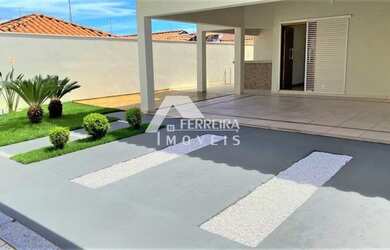 Imagem: A casa possui 3 Dormitórios, 2 Banheiros, 4 Vagas na garagem