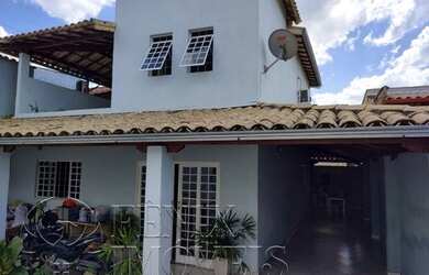 Imagem: A casa possui 3 Dormitórios, 2 Banheiros, 4 Vagas na garagem