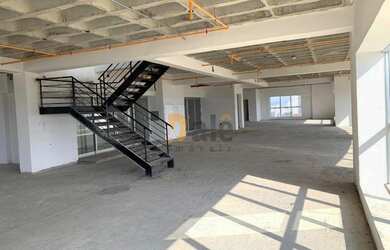 Imagem: O depósito possui 5 Vagas na garagem, 1.377m² de Área e