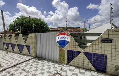 Imagem: A casa possui 3 Dormitórios, 2 Banheiros, 2 Vagas na garagem