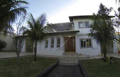 Imagem: A casa possui 2 Dormitórios, 5 Banheiros, 3 Vagas na garagem