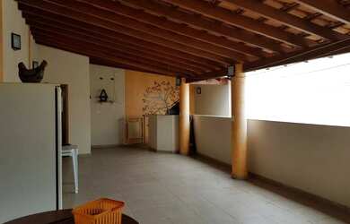 Imagem: A casa possui 3 Dormitórios, 3 Banheiros, 2 Vagas na garagem