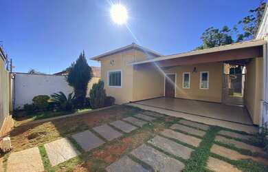 Imagem: A casa possui 3 Dormitórios, 2 Banheiros, 3 Vagas na garagem