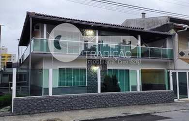 Imagem: A casa possui 4 Dormitórios, 3 Banheiros, 2 Vagas na garagem