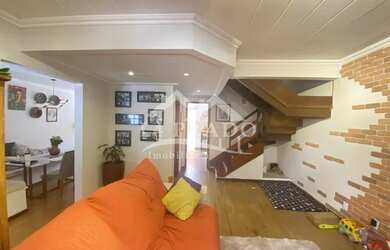 Imagem: A casa possui 3 Dormitórios, 3 Banheiros, 2 Vagas na garagem