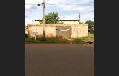 Imagem: A casa possui 3 Dormitórios, 2 Banheiros, 1 Vaga na garagem