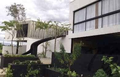 Imagem: A casa em condomínio possui 4 Dormitórios, 5 Banheiros, 4