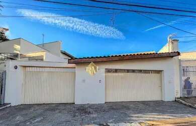 Imagem: A casa possui 5 Dormitórios, 4 Banheiros, 4 Vagas na garagem