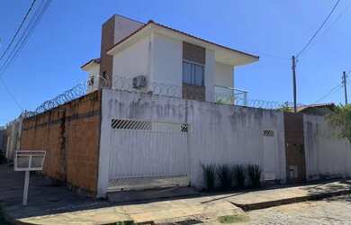 Imagem: A casa possui 3 Dormitórios, 3 Banheiros, 2 Vagas na garagem