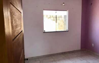 Imagem: A casa possui 2 Dormitórios, 1 Banheiro, 2 Vagas na garagem