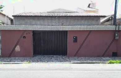 Imagem: A casa possui 4 Dormitórios, 3 Banheiros, 2 Vagas na garagem